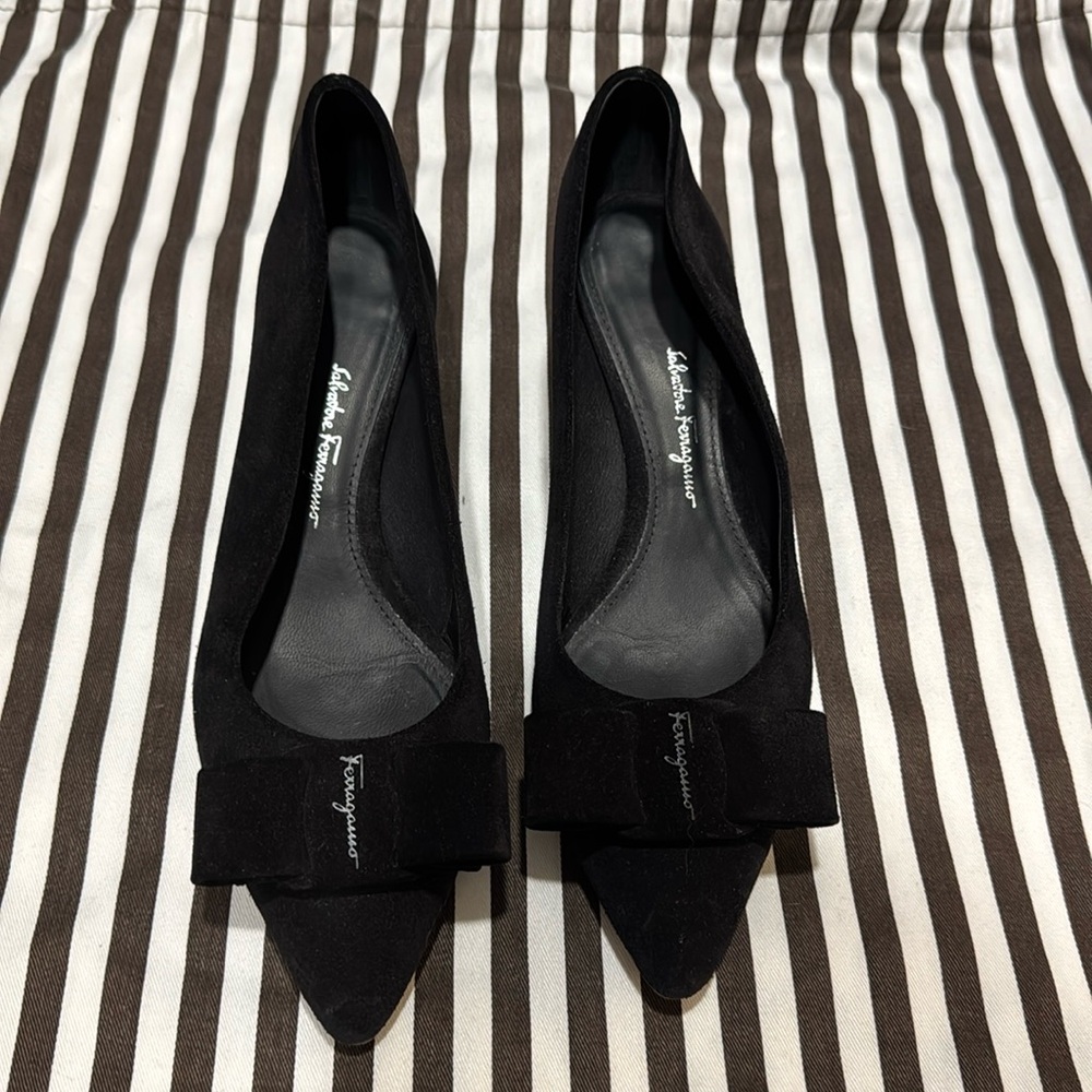 Salvatore Ferragamo Viva Bow Suede Pumps size 6.5